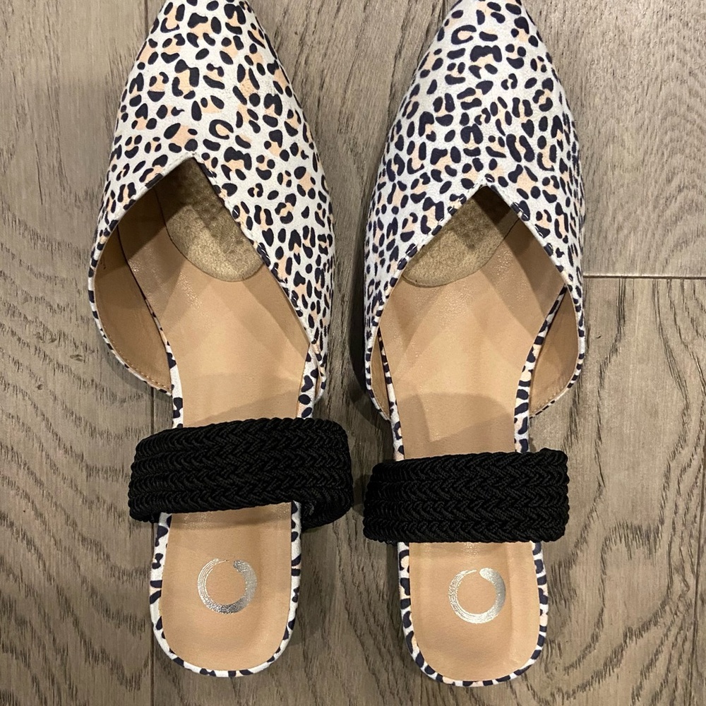 O Pointed Toe Flats - Picture 2 of 7